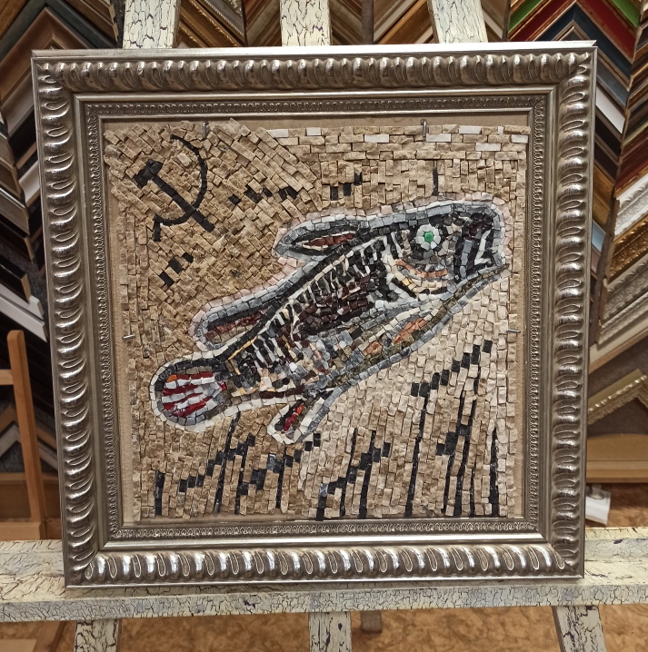Римская мозаика с изображением рыбы и советской символики в виде серпа и молота
