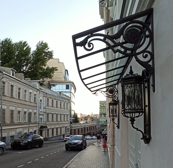 На фото центр Москвы. Печатников переулок. Вид на Трубную площадь. 